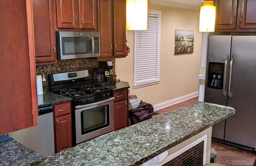 Belmont Cragin Casa | Lux Chicago Home- 6 bd 4 ba- 2 car garage. 25 mins to downtown.