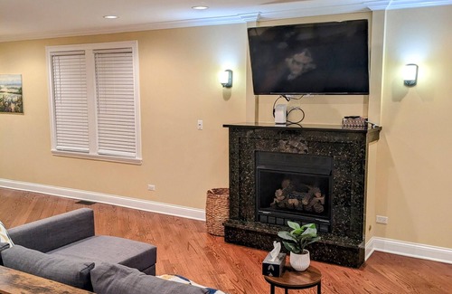 Belmont Cragin Casa | Lux Chicago Home- 6 bd 4 ba- 2 car garage. 25 mins to downtown.
