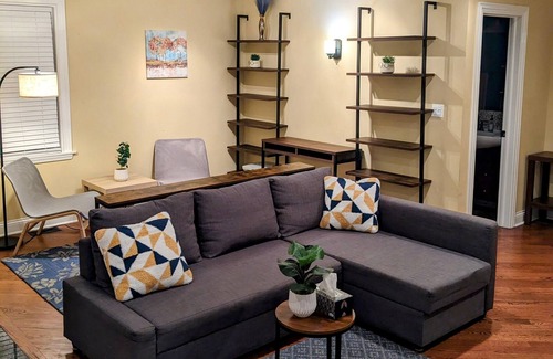 Belmont Cragin Casa | Lux Chicago Home- 6 bd 4 ba- 2 car garage. 25 mins to downtown.