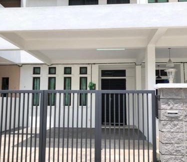 Sungai Jawi Apartamento | Chicken Little 4-bedroom home with free parking! Available for Business Trip