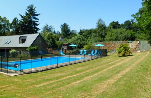 Saint-Nicolas-du-Pelem Casa | Casa con piscina climatizada y WIFI, casa de campo Kermarch y cabaña para 13 personas