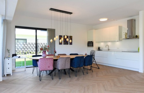Zeewolde Casa | Child-friendly 8-person villa by the water with enclosed garden, private jetty, paddleboards and a charming garden with Kamado BBQ.
