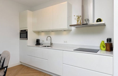 Zeewolde Casa | Child-friendly 8-person villa by the water with enclosed garden, private jetty, paddleboards and a charming garden with Kamado BBQ.