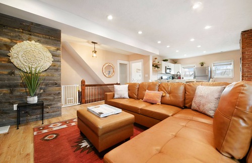 Aspinwall Casa | Child Friendly, Parking, King Bed, 15 min to Downtown