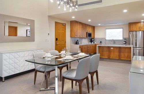 San Jose del Cabo Condominio | Chileno Bay luxury 4 bedroom oceanfront suite with private balcony and hot tubs