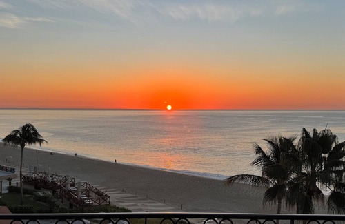 San Jose del Cabo Condominio | Chileno Bay luxury 4 bedroom oceanfront suite with private balcony and hot tubs