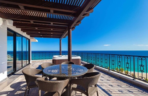San Jose del Cabo Condominio | Chileno Bay luxury 4 bedroom oceanfront suite with private balcony and hot tubs