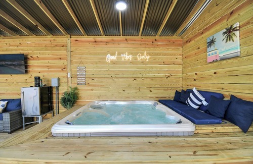 Northside Casa | Chill House, Private and Relaxing House with Hot Tub Spa and Games
