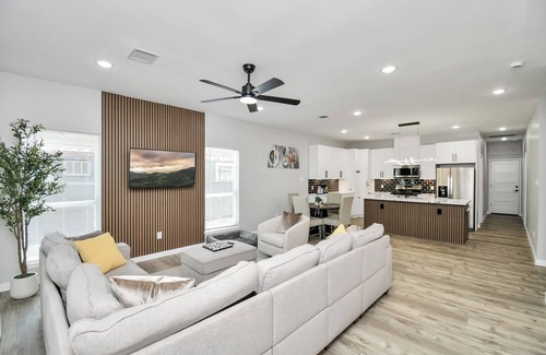 Northside Casa | Chill House, Private and Relaxing House with Hot Tub Spa and Games