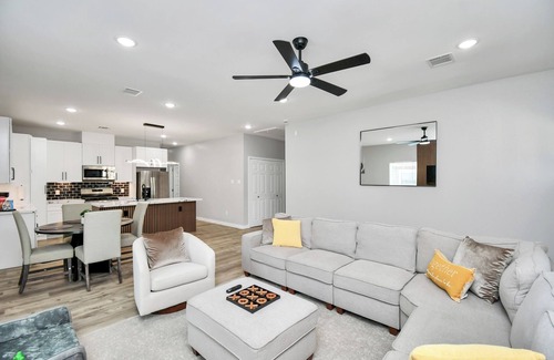 Northside Casa | Chill House, Private and Relaxing House with Hot Tub Spa and Games