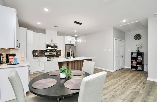 Northside Casa | Chill House, Private and Relaxing House with Hot Tub Spa and Games