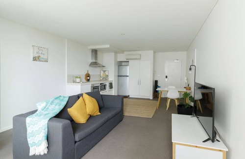 Nelson Bay Apartamento | Chillin at Oaks, Centre of Nelson Bay with a pool. Mid Week Stay Special now on.