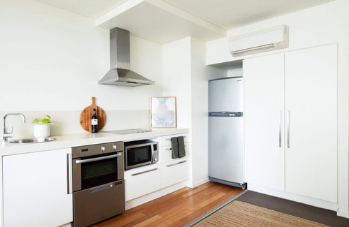 Nelson Bay Apartamento | Chillin at Oaks, Centre of Nelson Bay with a pool. Mid Week Stay Special now on.