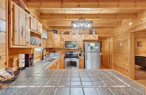 Caton Cabina | Chillin N Grillin - Cozy Pet-Friendly Cabin with Hot Tub & Mountain Views!