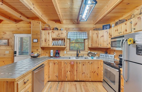 Caton Cabina | Chillin N Grillin - Cozy Pet-Friendly Cabin with Hot Tub & Mountain Views!