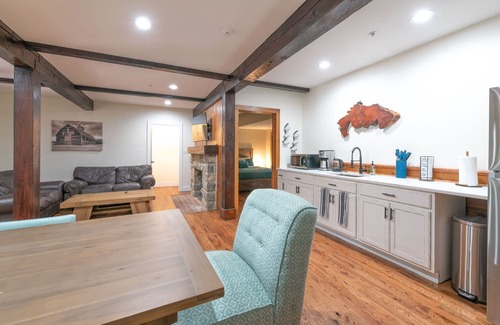 Lambertville Casa | Chimney Hill - 05) Conf Suite