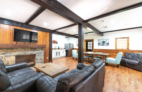 Lambertville Casa | Chimney Hill - 05) Conf Suite