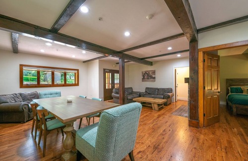 Lambertville Casa | Chimney Hill - 05) Conf Suite