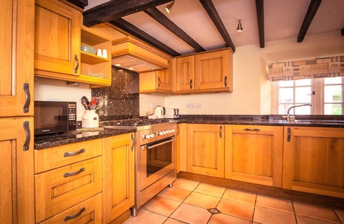 Eastbourne Casa | Chocolate-box pretty Pear Tree Cottage in South Downs village