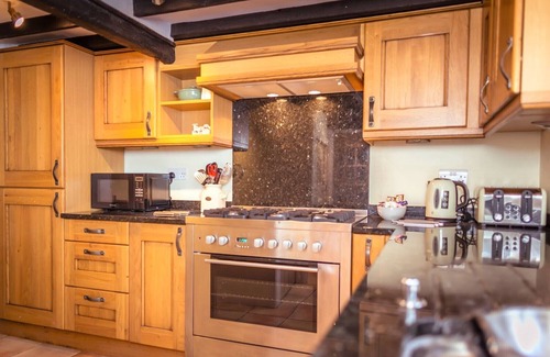 Eastbourne Casa | Chocolate-box pretty Pear Tree Cottage in South Downs village