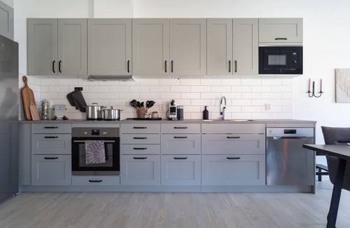 Bastad Condominio | Chocolaty Warmth Home 3BR Flat with Cozy Balcony