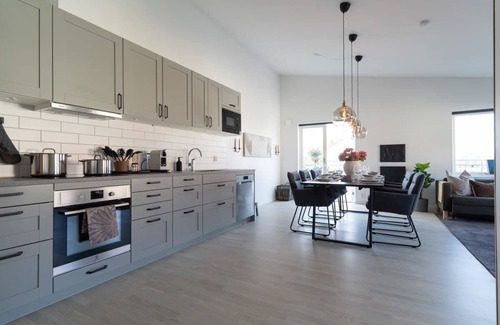 Bastad Condominio | Chocolaty Warmth Home 3BR Flat with Cozy Balcony