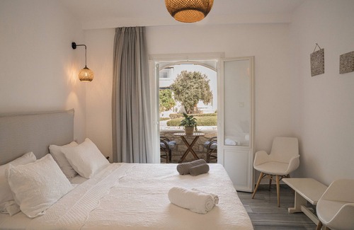 Ampelas Hotel | Christiana Hotel