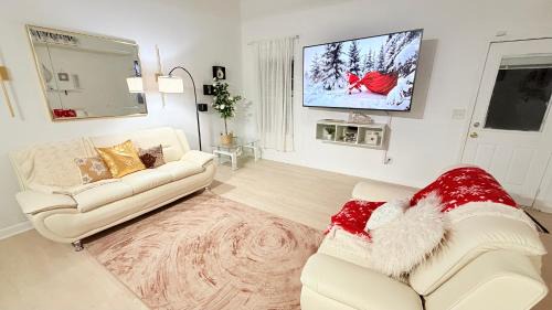 Sunset Road Casa | Christmas 3BR , King and Queen Beds , Uptown Charlotte