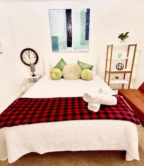 Sunset Road Casa | Christmas 3BR , King and Queen Beds , Uptown Charlotte