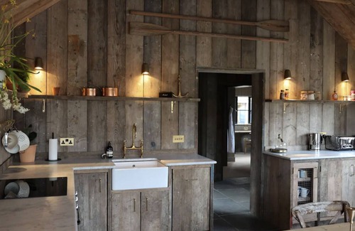 Kelston Casa | Christmas Cabin - River View 10 mins from Bath