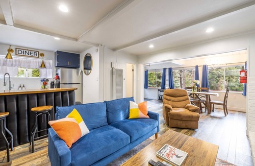 Running Springs Cabina | Christmas Tree Hideaway | Modern 2BR Pet-Friendly