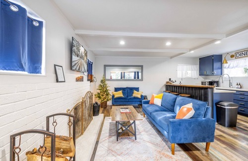 Running Springs Cabina | Christmas Tree Hideaway | Modern 2BR Pet-Friendly