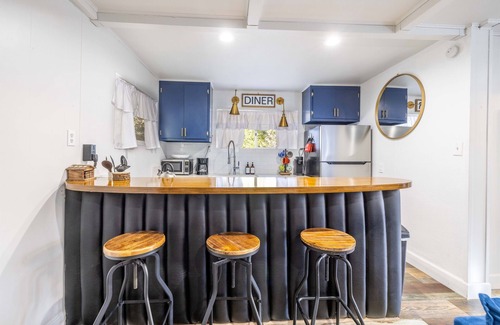Running Springs Cabina | Christmas Tree Hideaway | Modern 2BR Pet-Friendly