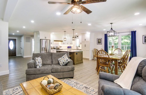 Snow Hill Cabaña | ‘Christy's Cottage’ w/ Hot Tub - 2 Mi to Beach!
