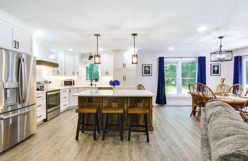 Snow Hill Cabaña | ‘Christy's Cottage’ w/ Hot Tub - 2 Mi to Beach!