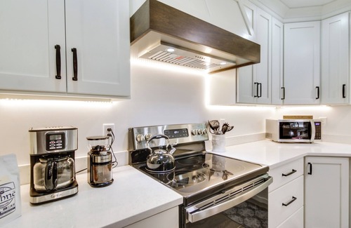 Snow Hill Cabaña | ‘Christy's Cottage’ w/ Hot Tub - 2 Mi to Beach!