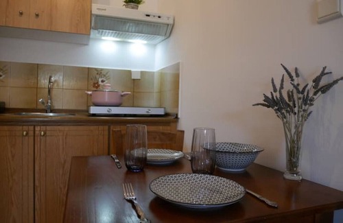 Monemvasia Apartamento | Chrysoula’s Welcoming Triple Room with Yard