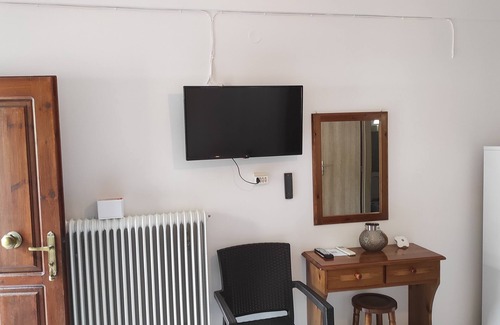 Monemvasia Apartamento | Chrysoula’s Welcoming Triple Room with Yard
