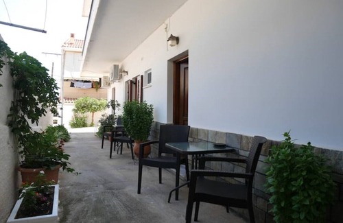 Monemvasia Apartamento | Chrysoula’s Welcoming Triple Room with Yard