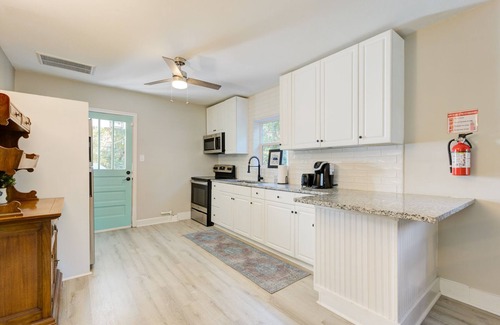 North Charleston Cabaña | ✰CHS Cheery Cottage~15 min to Downtown Charleston✰