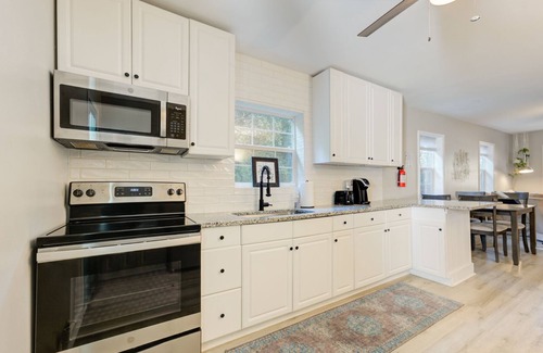 North Charleston Cabaña | ✰CHS Cheery Cottage~15 min to Downtown Charleston✰