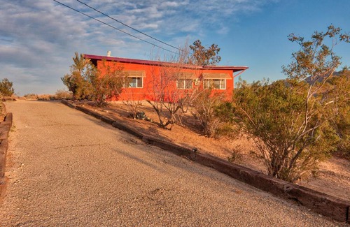 Twentynine Palms Casa | Chuck's Cabin in a Joshua Tree Community