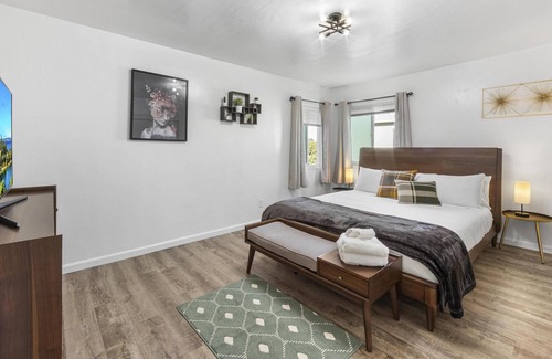 Lincoln Acres Casa | Chula Chateau | Quaint 2/1, Short Drive to Anywhere in SDC!