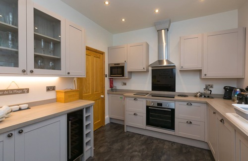 Porthcurno Cabaña | CHYNANCE, character holiday cottage, with open fire in Porthcurno