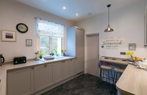 Porthcurno Cabaña | CHYNANCE, character holiday cottage, with open fire in Porthcurno