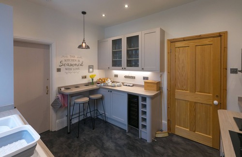 Porthcurno Cabaña | CHYNANCE, character holiday cottage, with open fire in Porthcurno
