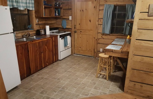 Eustace Cabina | Cici's one bedroom cabin at Bluegill Lake Cabins
