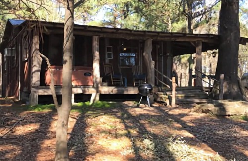 Eustace Cabina | Cici's one bedroom cabin at Bluegill Lake Cabins