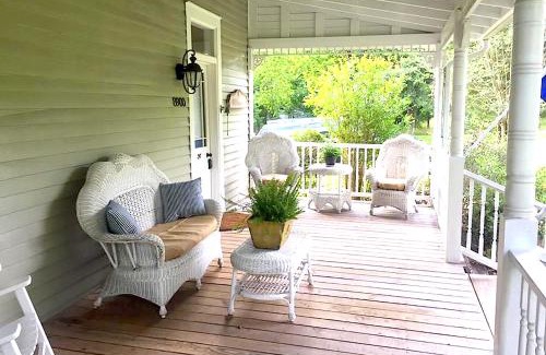 Chappell Hill Casa | Circa 1900 - Historic - Romantic - Private - Pond - Fenced Yard - The Cottage at Chappell Hill
