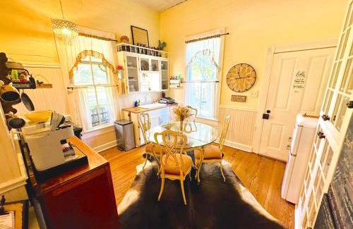 Chappell Hill Casa | Circa 1900 - Historic - Romantic - Private - Pond - Fenced Yard - The Cottage at Chappell Hill